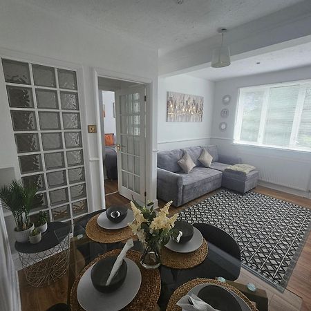 St Albans City Stays - Near Luton Airport - St Albans Abbey & City Train Station - Close To London- Harry Potter World - The Odyssey Cinema - Abbey Cathedral- Contractors I Business I Leisure- Sleeps Upto 6 People Екстериор снимка