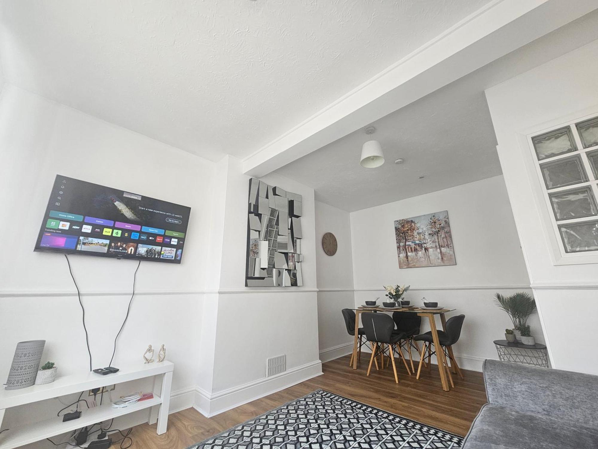 St Albans City Stays - Near Luton Airport - St Albans Abbey & City Train Station - Close To London- Harry Potter World - The Odyssey Cinema - Abbey Cathedral- Contractors I Business I Leisure- Sleeps Upto 6 People Екстериор снимка